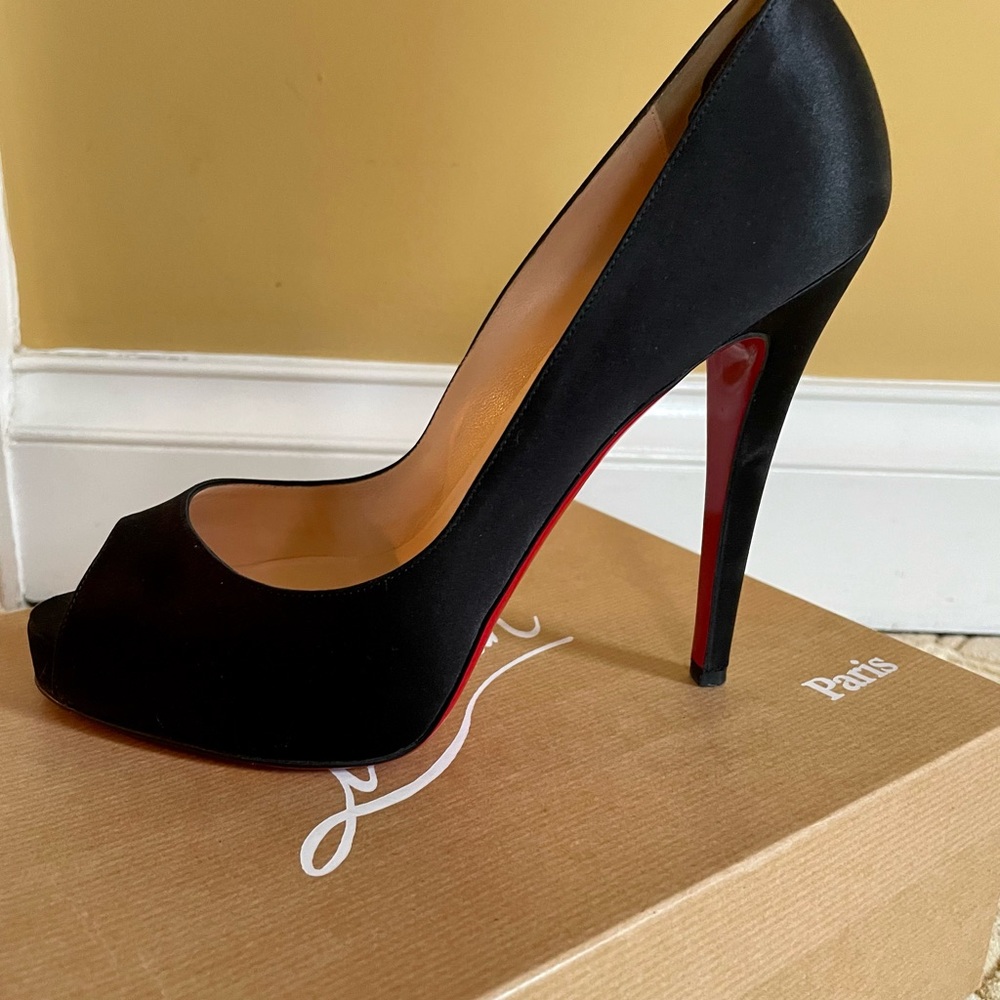 Christian Louboutin Very Prive 120 Crepe Satin. Size 41.